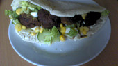 Falafel v pitta chlebu (v pitta chlebu se zeleninou)