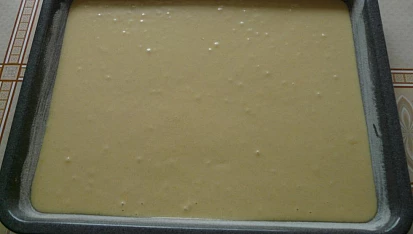 Univerzální koláč nebo bábovka, těsto rozetřené na plechu