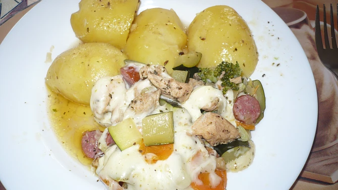 Kuřecí maso se zeleninou pod sýrovou čepičkou