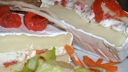 Plněný Camembert s bylinkami a "lososem"