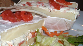 Plněný Camembert s bylinkami a "lososem"