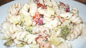 Těstovinový salát s tuňákem a zeleninou