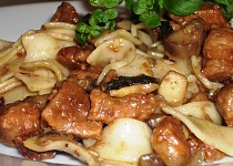 Těstoviny s houbami a pečeným masem
