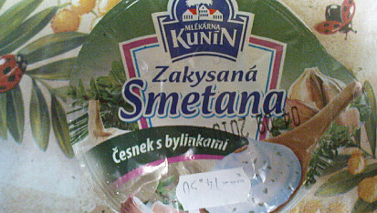 Bylinková kuřecí játra na česneku s olivami
