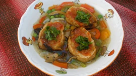 Chilli polévka se zeleninkou, hříbky a topinkami