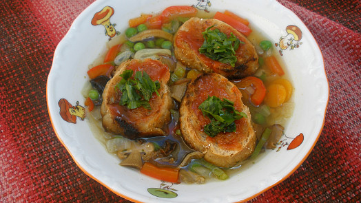 Chilli polévka se zeleninkou, hříbky a topinkami