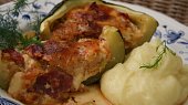 Cuketa plněná chorizem a směsí kořeněných sýrů