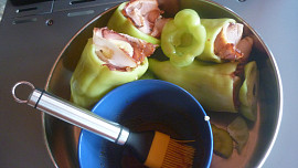 Grilované papriky plněné slaninou a banánem