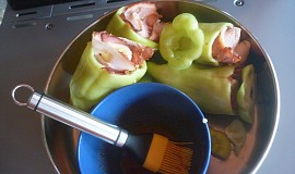 Grilované papriky plněné slaninou a banánem