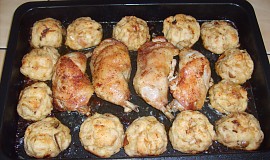 Pečené kuře s houbovými knedlíky