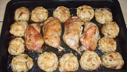 Pečené kuře s houbovými knedlíky