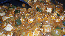 Tofu gulášek s polentovým knedlíkem
