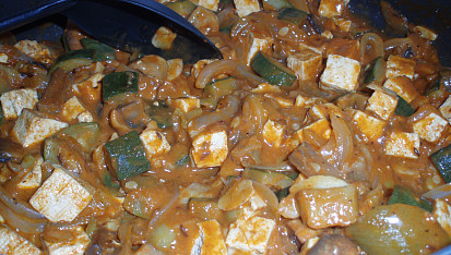 Tofu gulášek s polentovým knedlíkem