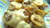 Zapečené brambory s tuňákem, rajčaty a bešamelem