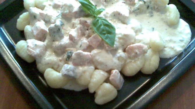 Gnocchi s lososem a smetanovo-sýrovou omáčkou
