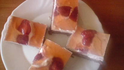 Odlehčený jogurtovo-jahodový řez