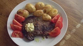 Hovězí steak s rozmarýnem a grilovanými brambory
