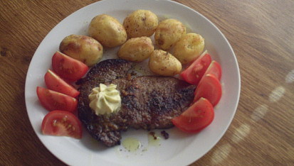 Hovězí steak s rozmarýnem a grilovanými brambory
