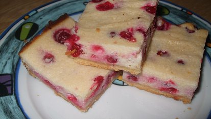 Krupicový koláč s tvarohem a ovocem (rybízem)