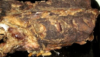 Srnčí hřbet na zelenině a červeném víně
