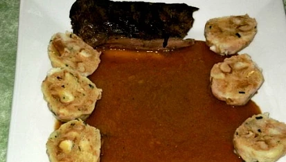 Srnčí hřbet na zelenině a červeném víně