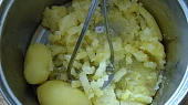 Uzená manděra, brambory rozšťoucháme