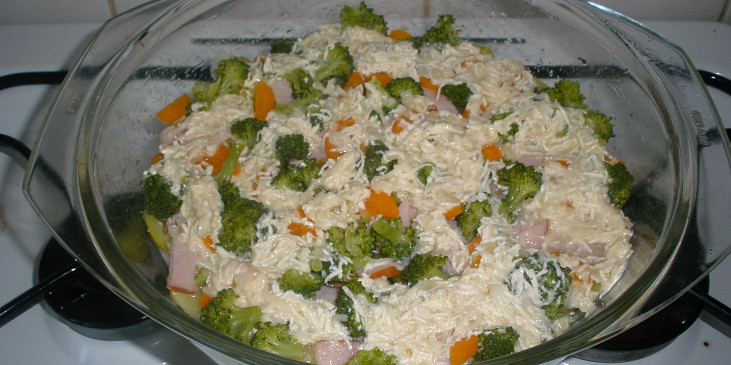 Brokolice s brambory,šunkou a sýry