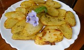 Pečené brambory s chutí česneku
