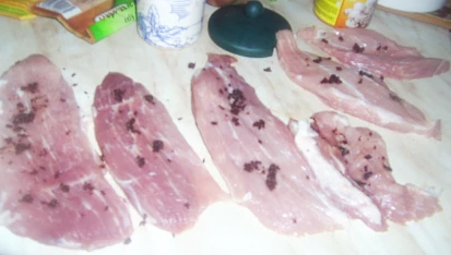 Vepřové řízky barbecue se zeleným pepřem, připravené řízky...