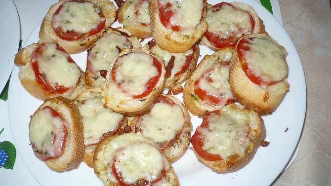 Bageta s rajčaty a mozzarelou