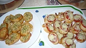 Bageta s rajčaty a mozzarelou, s česnekovou bagetou