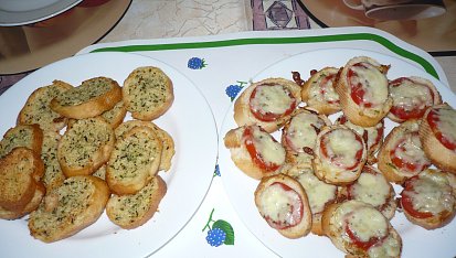 Bageta s rajčaty a mozzarelou, s česnekovou bagetou