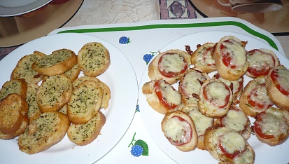 Bageta s rajčaty a mozzarelou, s česnekovou bagetou