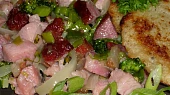 Uzená krkovička s česnekem, pórkem a brokolicí