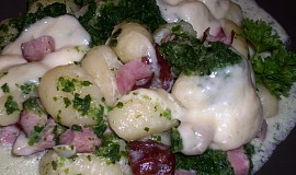 Zapečené gnocchi s uzenou krkovičkou, špenátem a mozzarellou