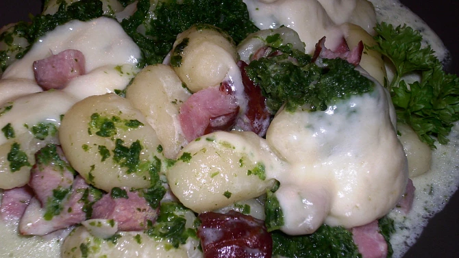 Zapečené gnocchi s uzenou krkovičkou, špenátem a mozzarellou