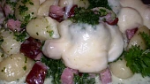 Zapečené gnocchi s uzenou krkovičkou, špenátem a mozzarellou