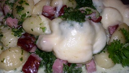 Zapečené gnocchi s uzenou krkovičkou, špenátem a mozzarellou