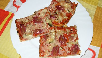 Celozrnná pizza s vínem, hotová pizza