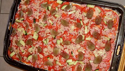 Celozrnná pizza s vínem, pizza miřící do trouby na prvních deset minut