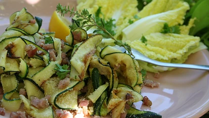 Salát z restované cukety s parmezánem