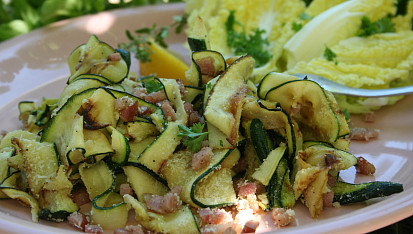 Salát z restované cukety s parmezánem