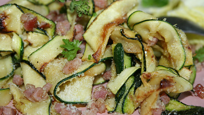 Salát z restované cukety s parmezánem
