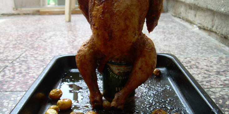 Kuře pečené na plechovce od piva