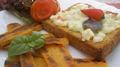 Mrkvové řízečky, toast s dipem a pečené rajčátko