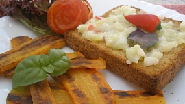 Mrkvové řízečky, toast s dipem a pečené rajčátko