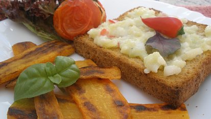 Mrkvové řízečky, toast s dipem a pečené rajčátko