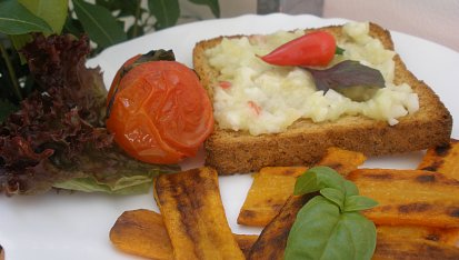 Mrkvové řízečky, toast s dipem a pečené rajčátko