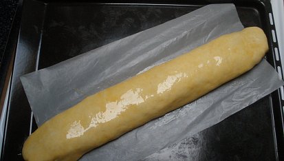 Štrúdl z pomazánkového másla, namazaný ušlehaným vejcem