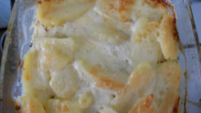 Zapečená brokolice se smetanou, slaninou, bramborem a sýrem